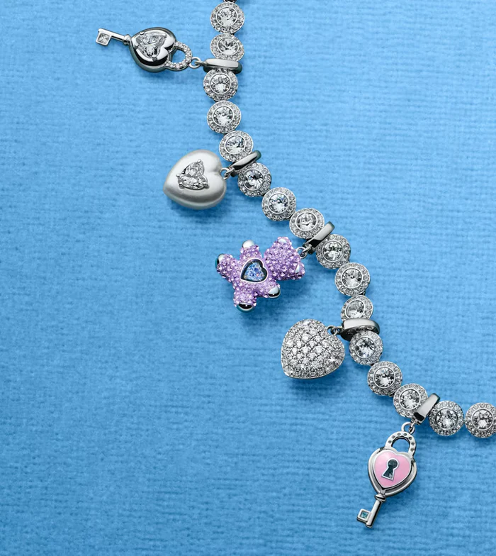 Takıların Gizli Dili: Charm Ne Demek ve Hangi Anlamları Taşıyor?için blog gönderisini göster Blog yazısı Takıların Gizli Dili: Charm Ne Demek ve Hangi Anlamları Taşıyor?için resim